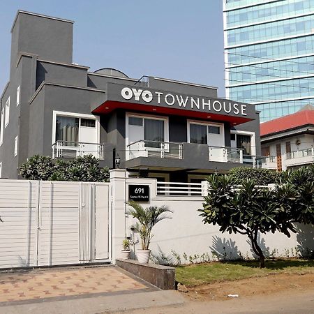 Oyo Townhouse 027 Sector 15 Gurgaon Hotel Luaran gambar